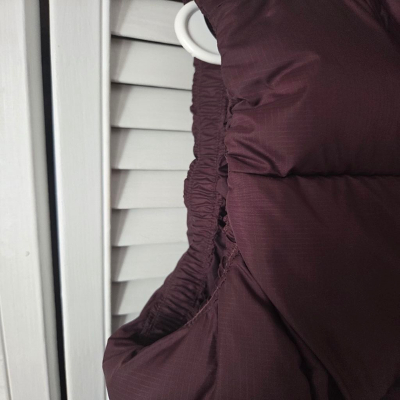 Columbia Women's Burgundy Puffect Vest Regular fit Omni shield Brand New - Picture 8 of 12